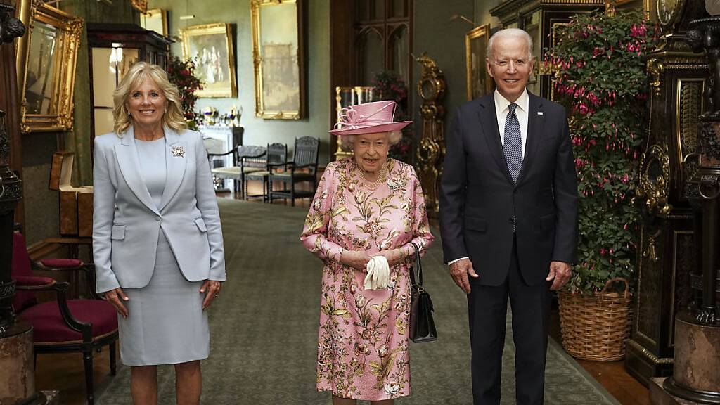 Die britische Königin Elizabeth II. (M) steht zwischen Joe Biden, Präsident der USA, und First Lady Jill Biden im Grand Corridor von Schloss Windsor. Foto: Steve Parsons/PA Pool/AP/dpa