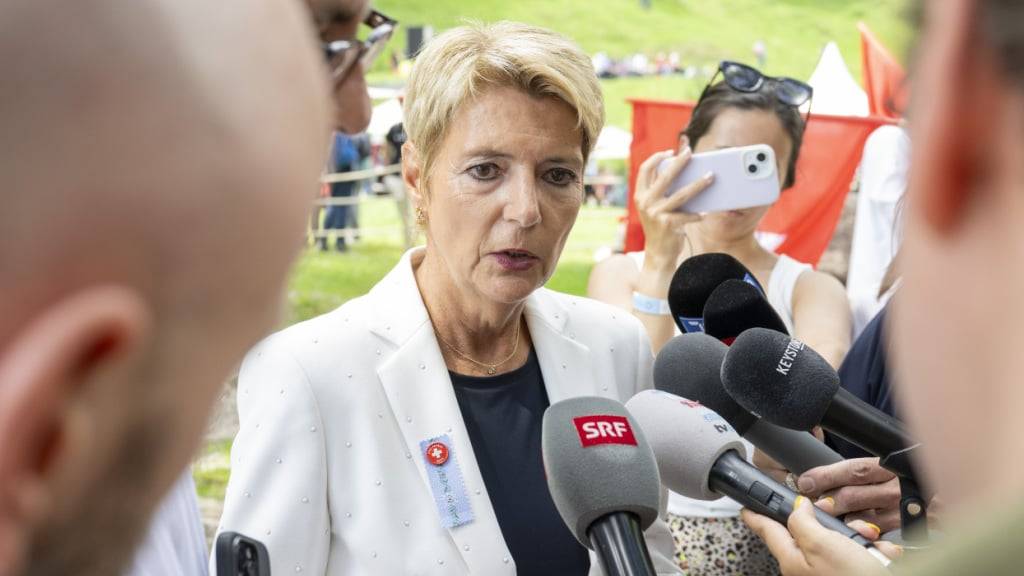 An der 1. August-Feier auf dem Rütli stellte sich Bundespräsidentin Karin Keller-Sutter den Fragen der Medien. Die Einschätzung Trumps zum Handelsbilanzdefizit erachte der Bundesrat als absurd, sagte sie etwa.