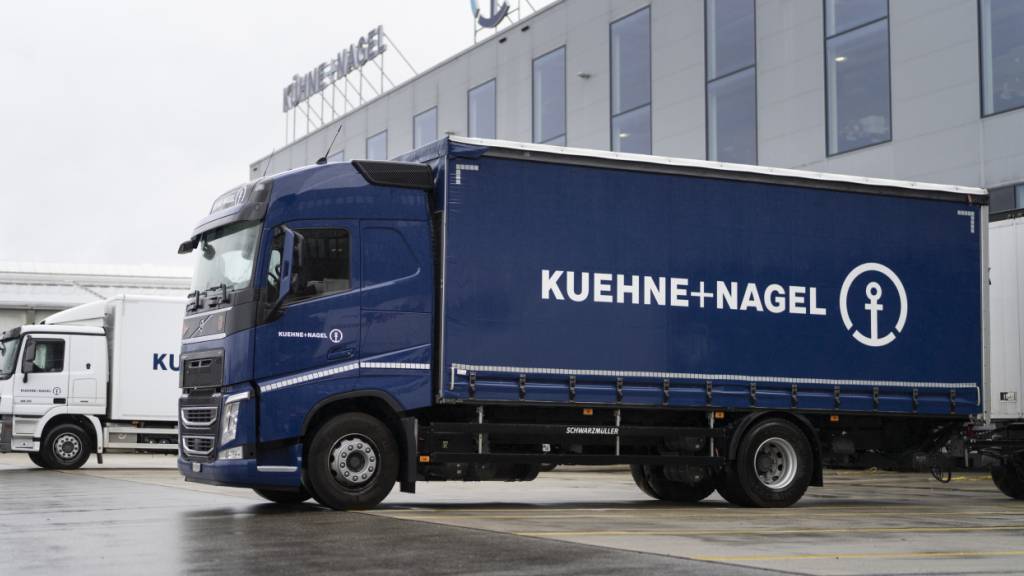 Logistikdienstleister Kühne+Nagel verdiente 2025 deutlich weniger. Auch für das laufende Jahr sind die Aussichten verhalten. (Archivbild)