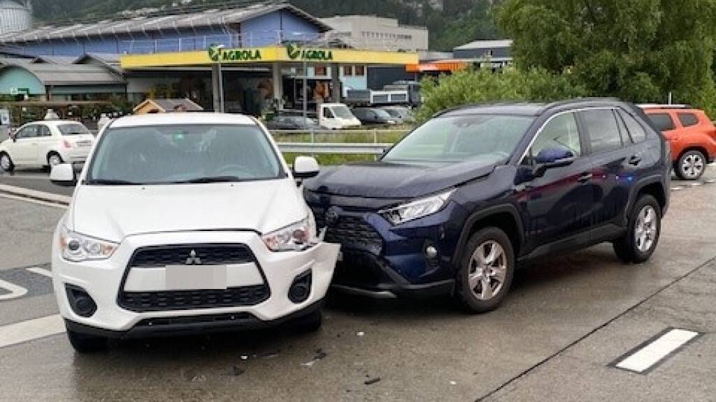 Zwei Autos kollidierten am Dienstagmorgen in Schattdorf miteinander.