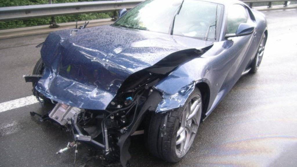 Niemand verletzt, aber 350'000 Franken Sachschaden: Am Sonntagabend verlor ein Autofahrer auf der A2 bei Wassen UR die Herrschaft über seinen Ferrari.