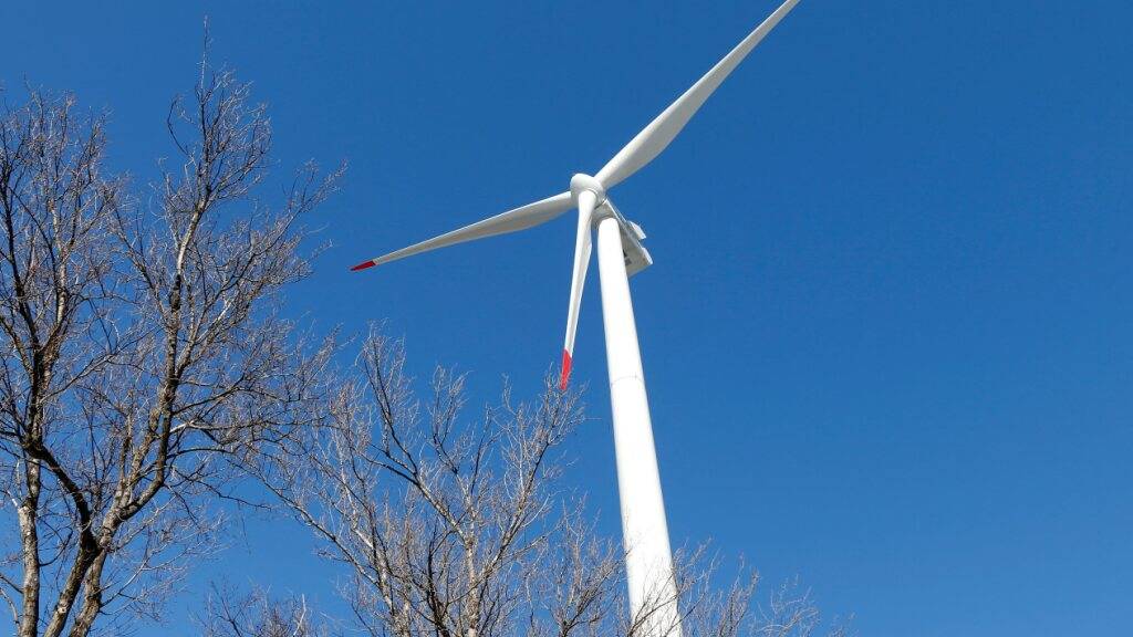 Die Zürcher Oberländer Gemeinden Hinwil und Hittnau wollten mit Regelungen auf Gemeindeebene den Bau von Windrädern erschweren. Das Baurekursgericht hat das nun für unzulässig erklärt. (Symbolbild)