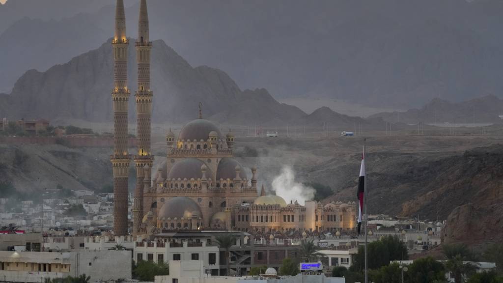 ARCHIV - Die Sonne geht hinter der As-Sahaba-Moschee auf dem alten Markt in Scharm El-Scheich unter. Die Klimakonferenz COP27 findet vom 6. November bis 18. November 2022 in Scharm El-Scheich in Ägypten statt. Foto: Peter Dejong/AP/dpa
