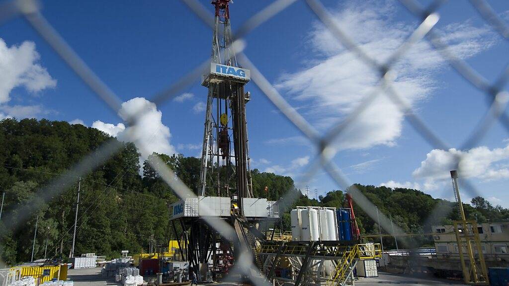 Blick auf den Bohrturm des St. Galler Geothermieprojekts am 30. Juli 2013, kurz nach dem Erdbeben, das zum Ende des Vorhabens führte. (Archivbild)