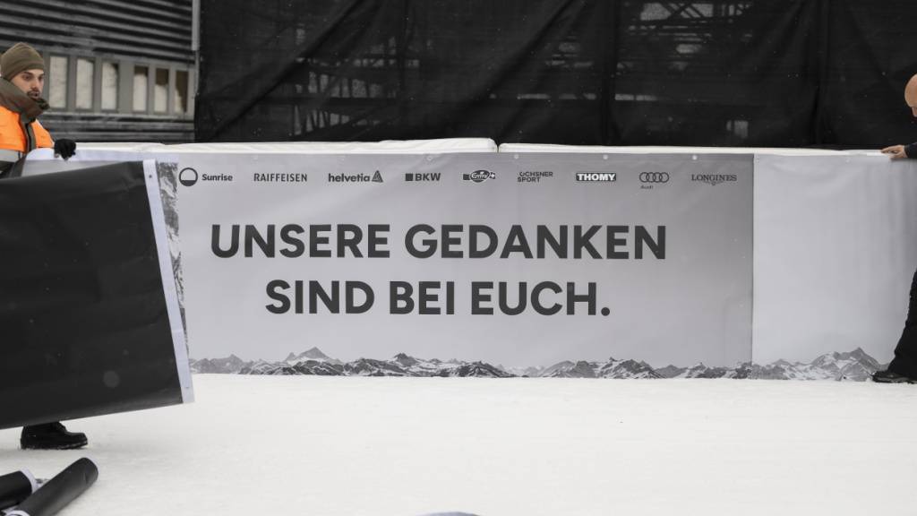 Die Sponsoren haben bei den diesjährigen Weltcup-Rennen in Crans-Montana einen anderen Auftritt als normal: Die Werbebanden sind ganz in weiss und schwarz gehalten