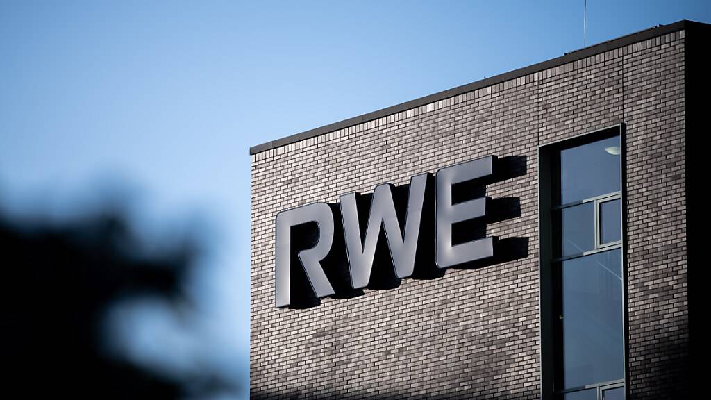 Der deutsche Energiekonzern RWE kauft drei Offshore-Windprojekte in England. (Archivbild)