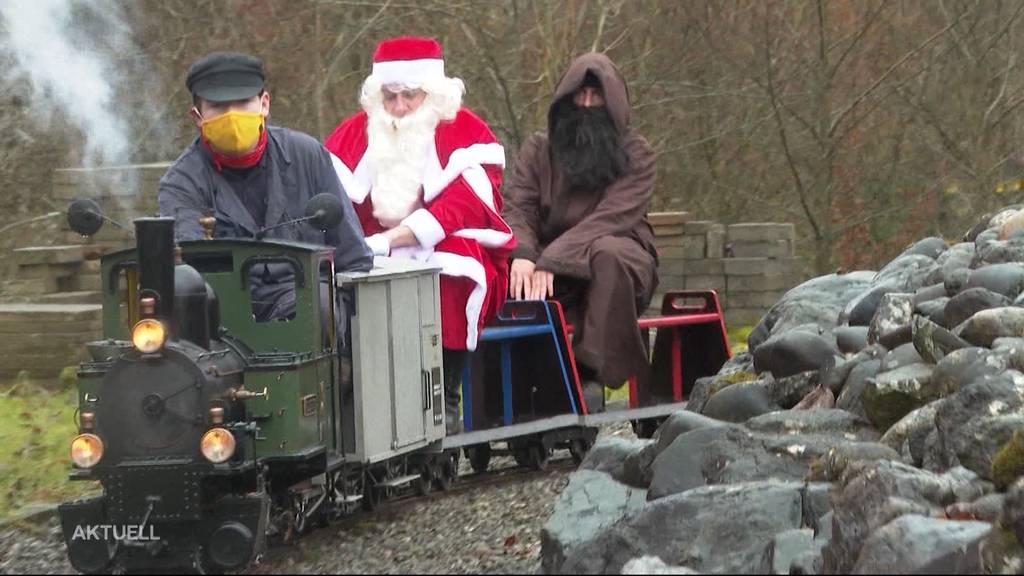 In Staufen kommt der Samichlaus mit der Dampfbahn