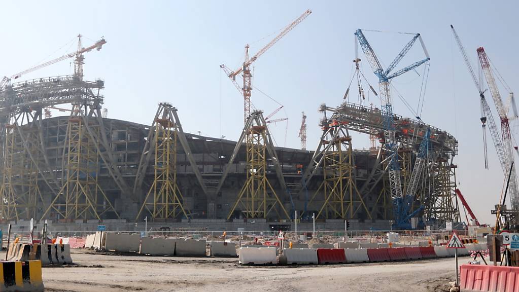 Eine Stadion-Baustelle der WM 2022 in Katar, wo schon vormittags Schweizer Zeit WM-Spiele ausgetragen werden