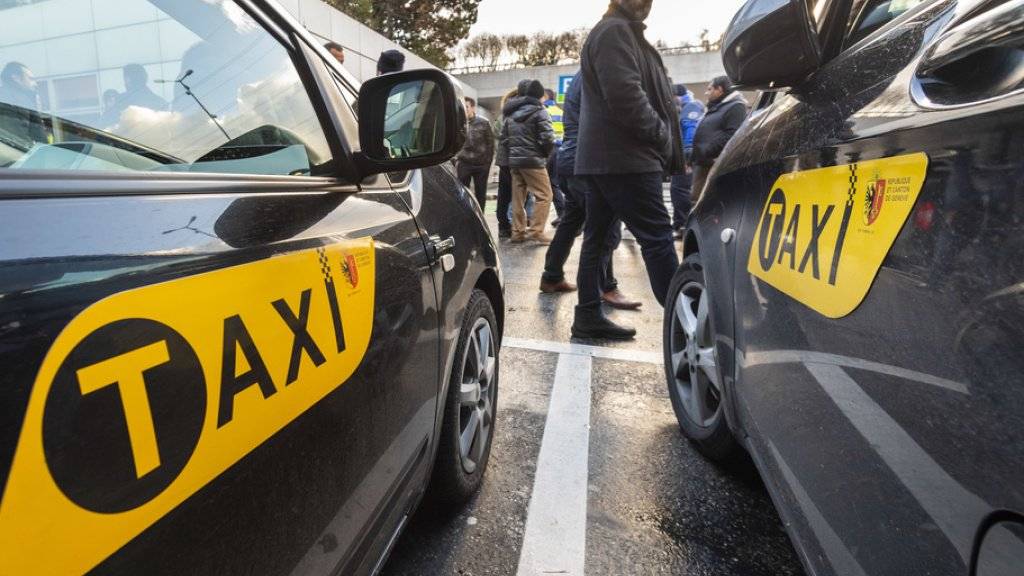Aus Ärger gegen illegale Konkurrenz aus dem Ausland besetzten Taxifahrer die Standplätze am Flughafen Genf. Den Behörden warfen sie Nachlässigkeit vor.