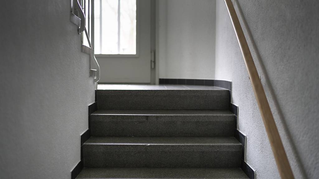 Ein Soldat aus Frankreich wollte in Zürich einen mutmasslichen Vergewaltiger töten. Weil der Mann nicht in seiner Wohnung war, wartete der Beschuldigte mehrere Stunden im Treppenhaus. (Symbolbild)