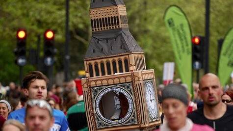 So bleibt Big Ben-Läufer in London im Ziel stecken