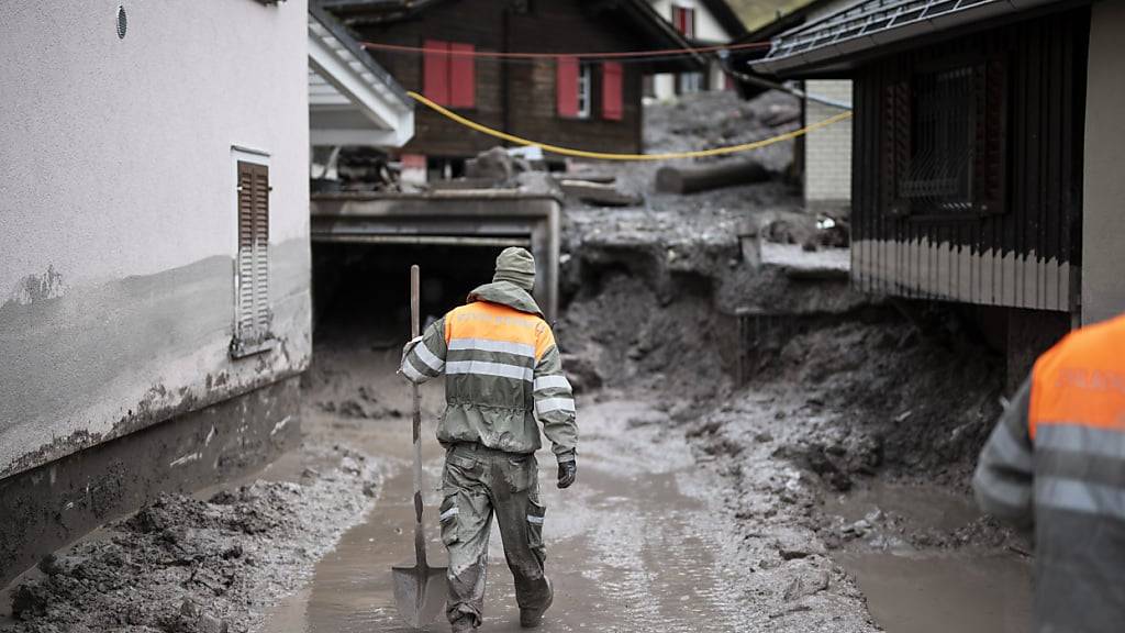 Zivilschützer in einem Einsatz im Erdrutschgebiet in Schwanden GL. (Archivaufnahme)