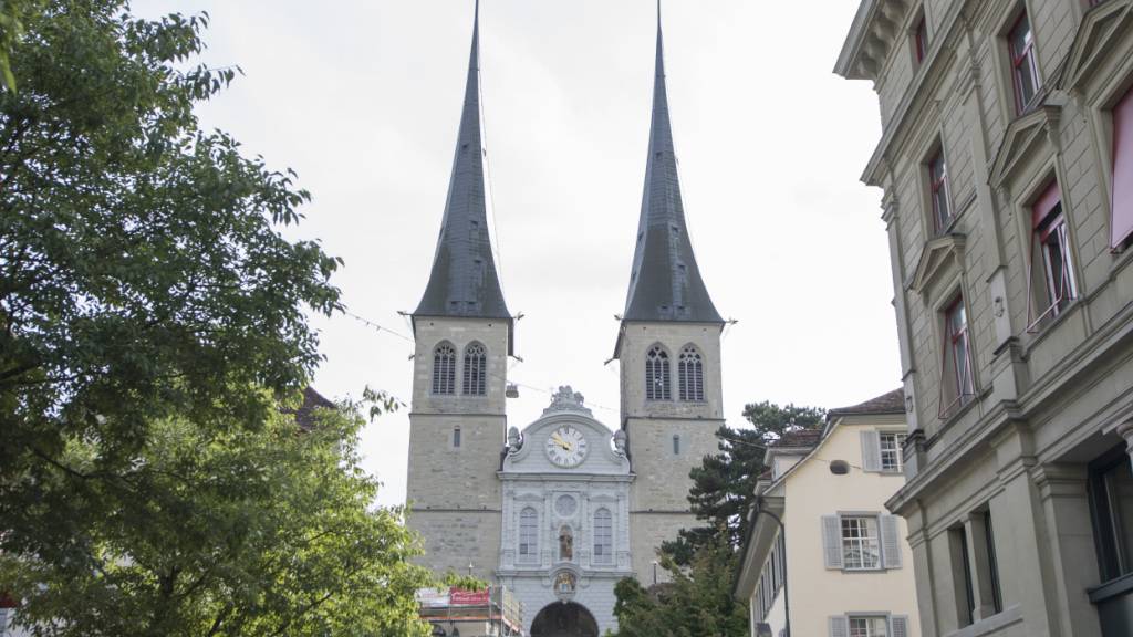 Die Luzerner Landeskirchen, im Bild die Hofkirche in Luzern, haben in den letzten zehn Jahren viel Rückhalt in der Bevölkerung verloren. (Archivaufnahme)