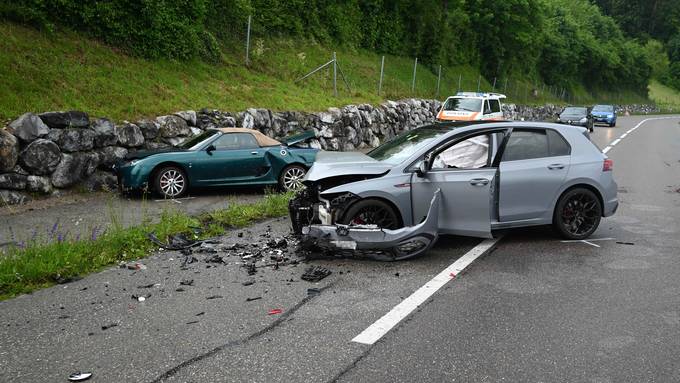 Zwei Autos zusammengekracht – beide Lenker im Spital