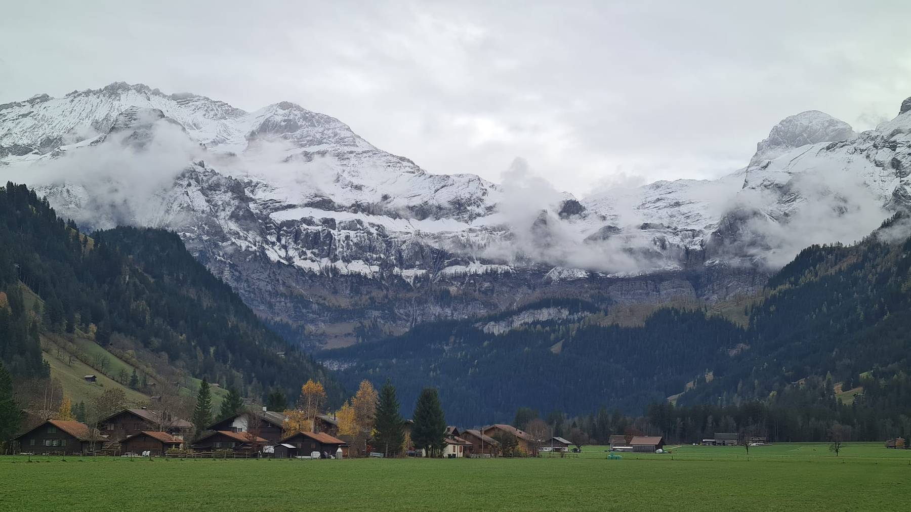 Wintereinbruch in der Schweiz: Schneebedeckte Berge in der Lenk.
