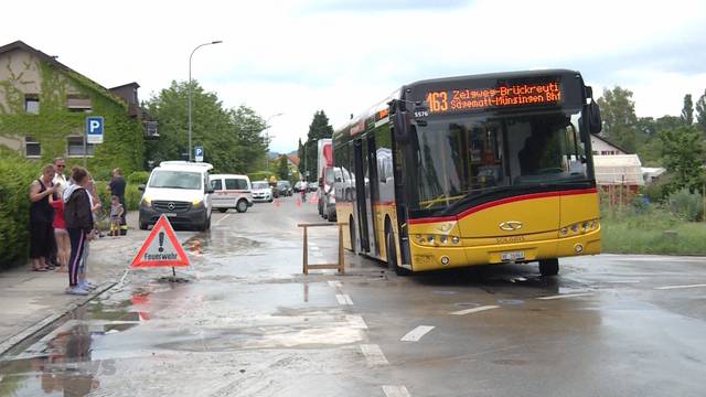 Münsingen: Wasserrohrbruch blockierte Postauto