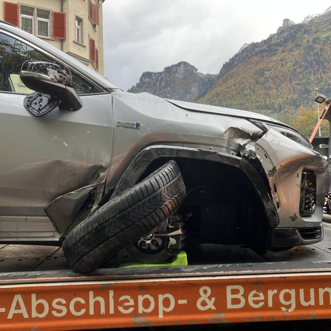 Betrunkener Autofahrer (78) knallt in Nidfurn GL in Hausmauer