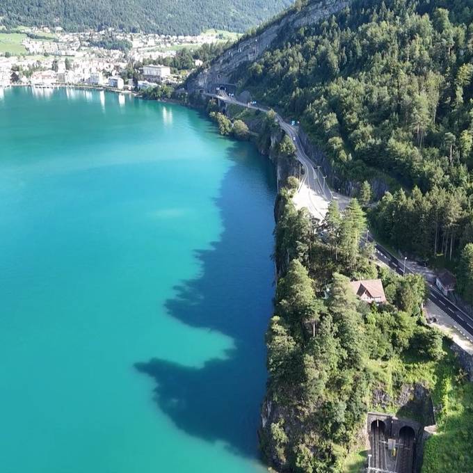 Die Axenstrasse ist ab 17 Uhr wieder offen