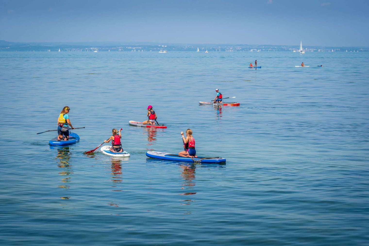 Die Kanuschule Bodensee bietet diverse Kurse auf dem Wasser an.