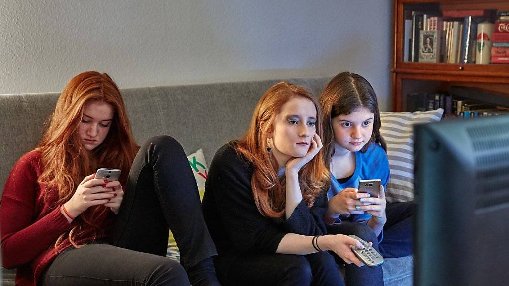 Während über vier Stunden pro Tag schauen Teenager in der Schweiz in den Bildschirm von Handy, Computer oder Fernseher. (Symbolbild/Gestellte Szene)