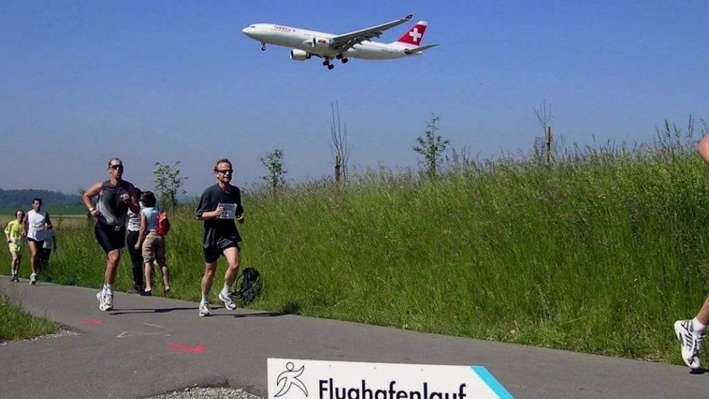 Der Flughafenlauf führt an startenden und landenden Flugzeugen vorbei. (Archivbild)