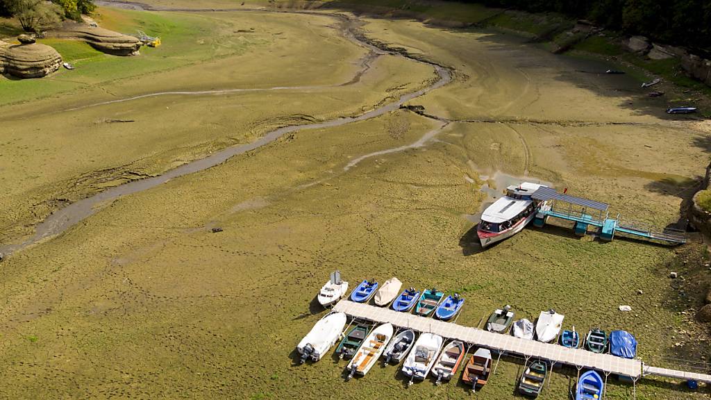 Der Lac des Brenets an der Grenze zu Frankreich trocknete in den vergangenen Jahren aufgrund von Wassermangel regelmässig aus. (Archivbild)