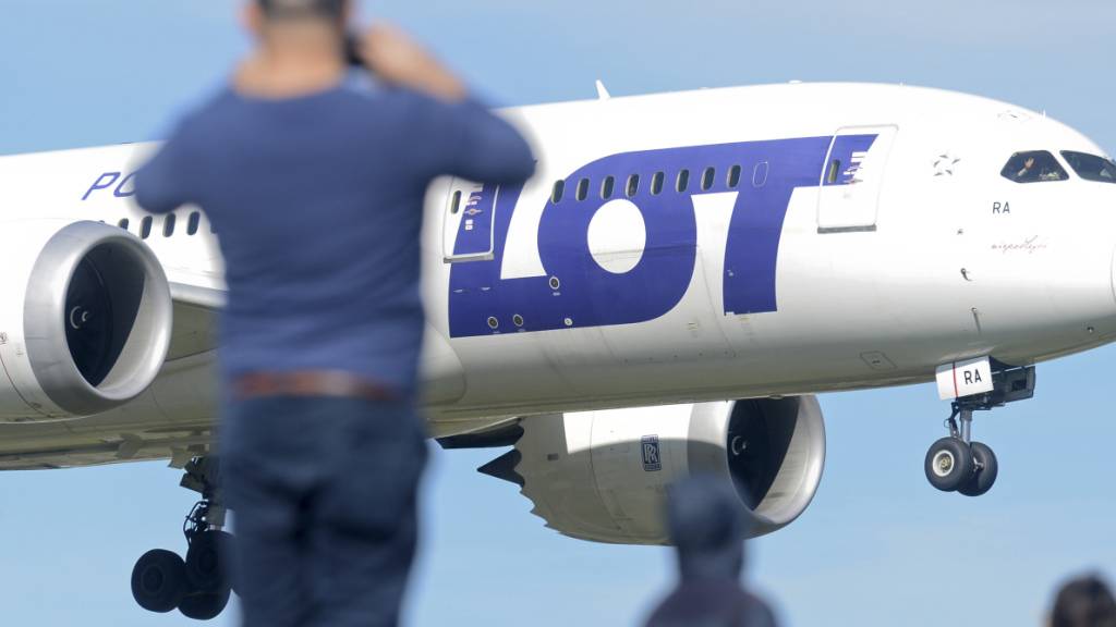 ARCHIV - Ein Flugzeug der polnischen Fluggesellschaft LOT in Warschau. Foto: Alik Keplicz/AP/dpa
