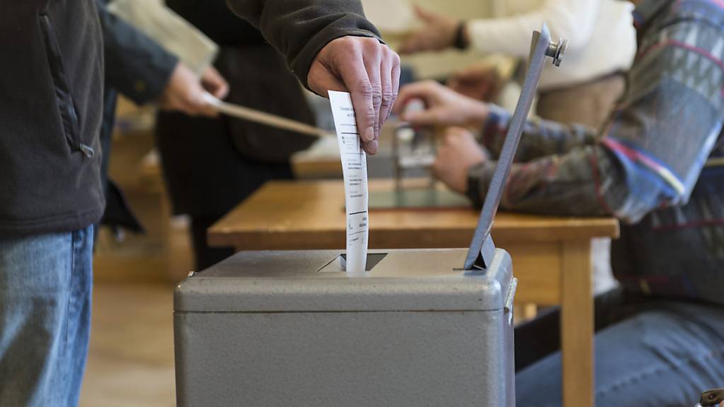 Stimmbürgerinnen und Stimmbürger der Schweiz entscheiden am 18. Juni über drei Abstimmungsvorlagen (Symbolbild)