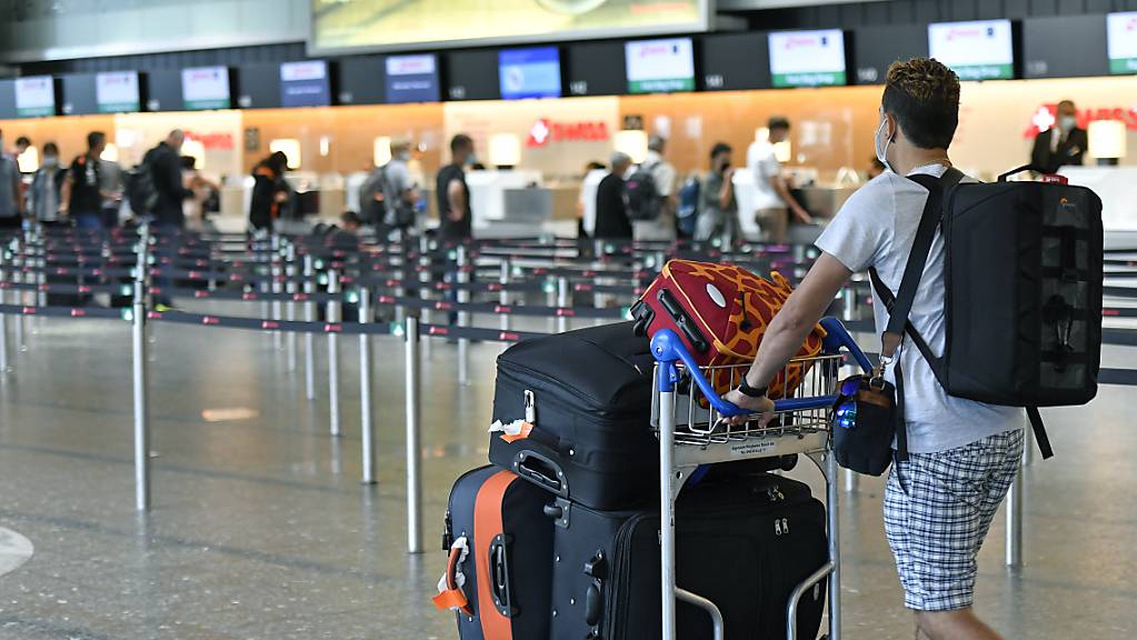 Im Juli haben mit Beginn der Sommerferien im Juli wieder vermehrt Reisende am Flughafen Zürich eingecheckt. Noch liegen die Passagierzahlen aber klar unter dem Vor-Corona-Niveau.(Archivbild)