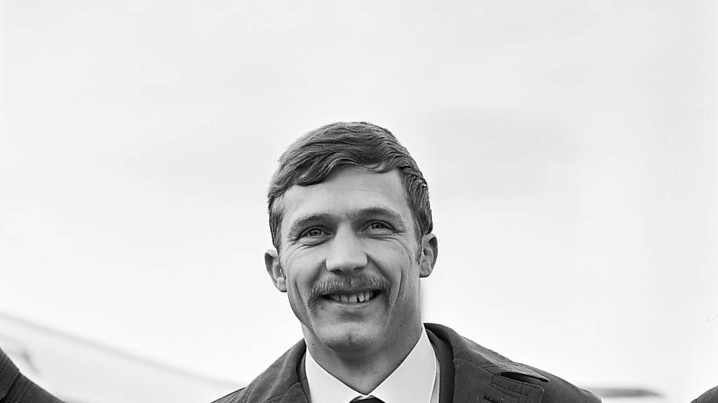 Eric Hänni, Silbermedaillengewinner im Judo bei den Olympischen Sommerspielen in Tokio 1964, lächelt bei seiner Rückkehr in die Schweiz in die Kameras