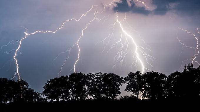 Fast 3000 Blitze im Aargau ++ 40 Meldungen wegen Unwetter