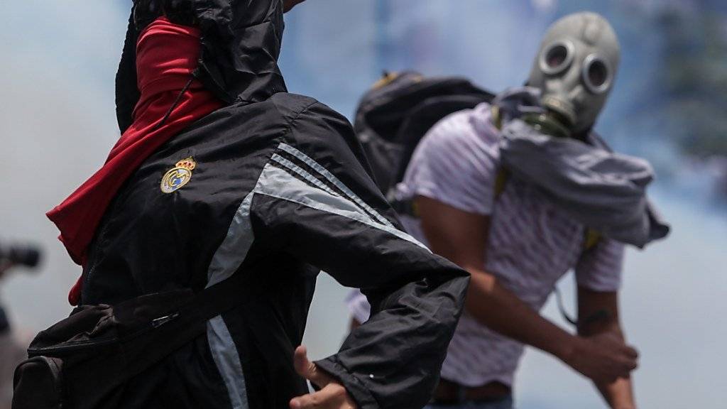Demonstranten gegen Sicherheitskräfte in Caracas.