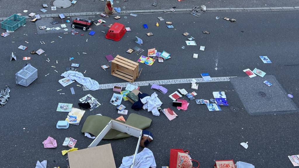 Die herausgeworfenen Gegenstände beschädigten vorbeifahrende Autos.