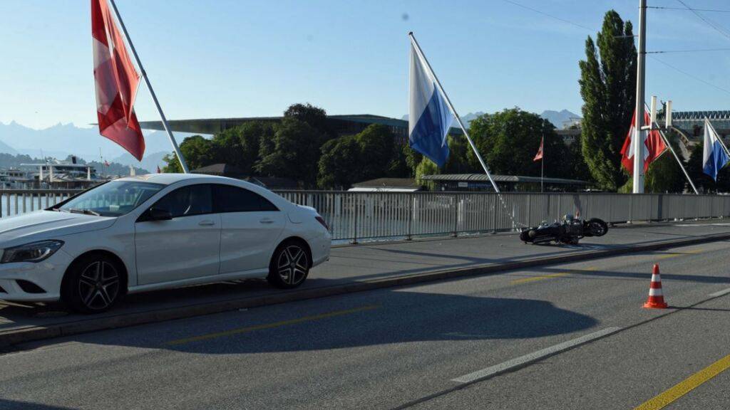 Töfffahrer und Passantin bei Unfall auf Luzerner Seebrücke verletzt