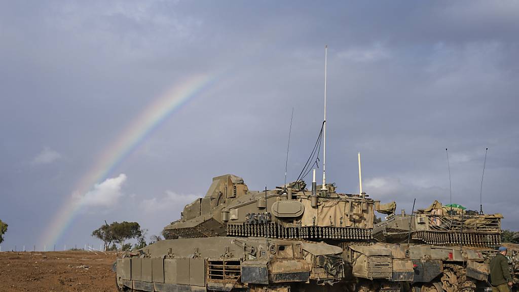 Israelische Panzer stehen während der Feuerpause auf einem Armeegelände in der Nähe der israelischen Grenze zum Gazastreifen. Nun soll der Waffenstillstand zwischen Israel und der Hamas verlängert werden. Foto: Ohad Zwigenberg/AP/dpa