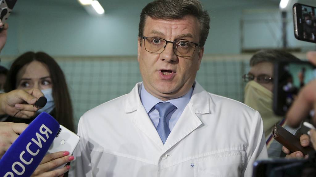 ARCHIV - Alexander Murachowski, Chefarzt des Ambulanzkrankenhauses Nr. 1, spricht bei einer Pressekonferenz über den Gesundheitszustand von Alexej Nawalny, der wegen Vergiftungsverdacht auf der Intensivstation des Krankenhauses behandelt wird. Foto: Evgeniy Sofiychuk/AP/dpa