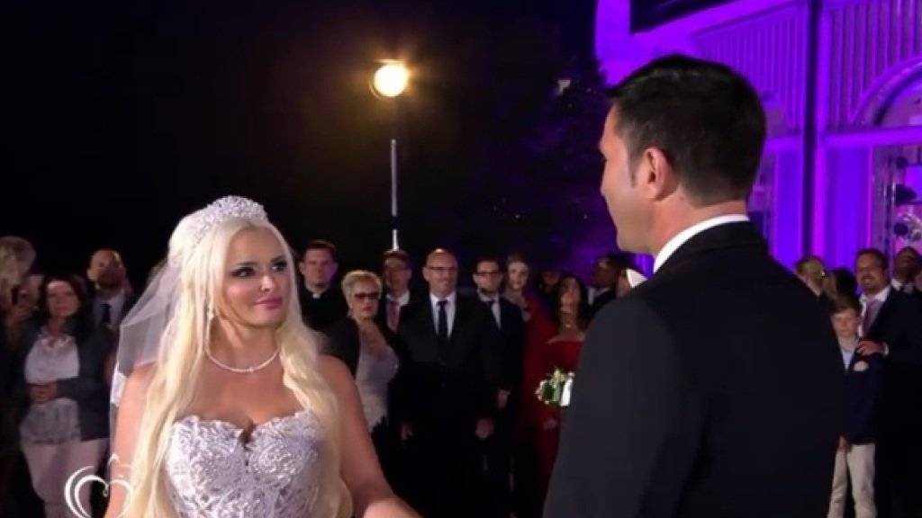Daniela Katzenberger und Lucas Cordalis am Samstag beim Austausch der Ehegelöbnisse. (Bild RTL)