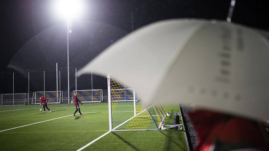 Umrüsten auf LED: Trainigsspiel der 2. Liga interregional zwischen dem FC Mels und dem FC Weesen bei Regen unter Flutlicht. (Archivbild)