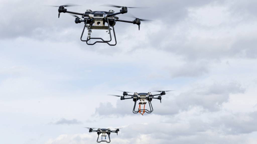 HANDOUT - Dieses vom Pressedienst des russischen Verteidigungsministeriums zur Verfügung gestellte Foto zeigt Drohnen am Himmel. Foto: Uncredited/AP/dpa (Archivbild) - ACHTUNG: Nur zur redaktionellen Verwendung und nur mit vollständiger Nennung des vorstehenden Credits