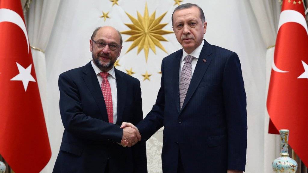 Recep Tayyip Erdogan und Martin Schulz zu Beginn ihres Treffens am Donnerstag in Ankara.