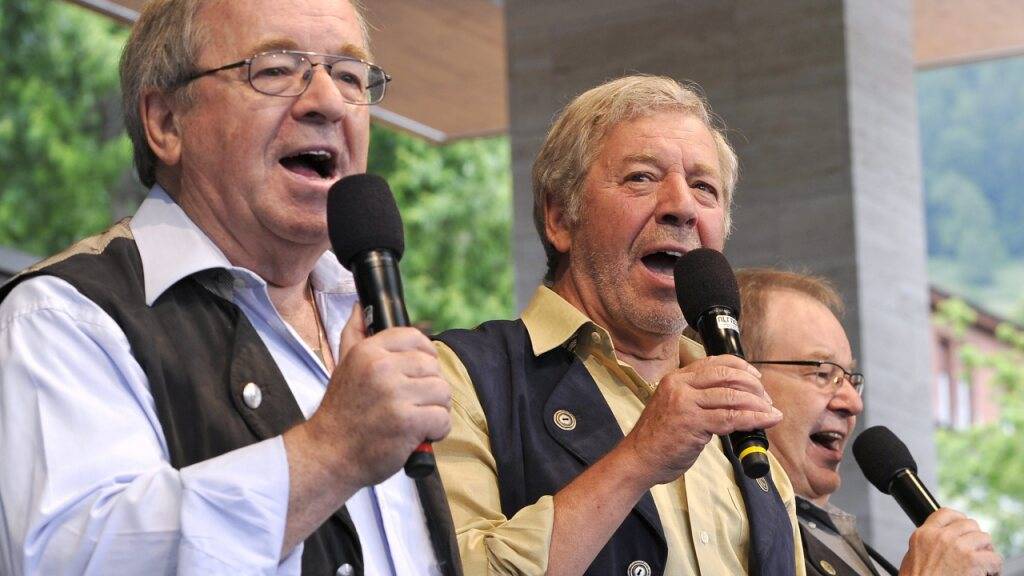 Das Trio Eugster, mit Vic, Alex und Guido, beim Heirassa Festival in Weggis im Juni 2011. Mit Vic (vorne links) ist nach Guido (rechts hinten) der zweite der drei Brüder gestorben, die zusammen das Trio Eugster bildeten. (Archivbild)