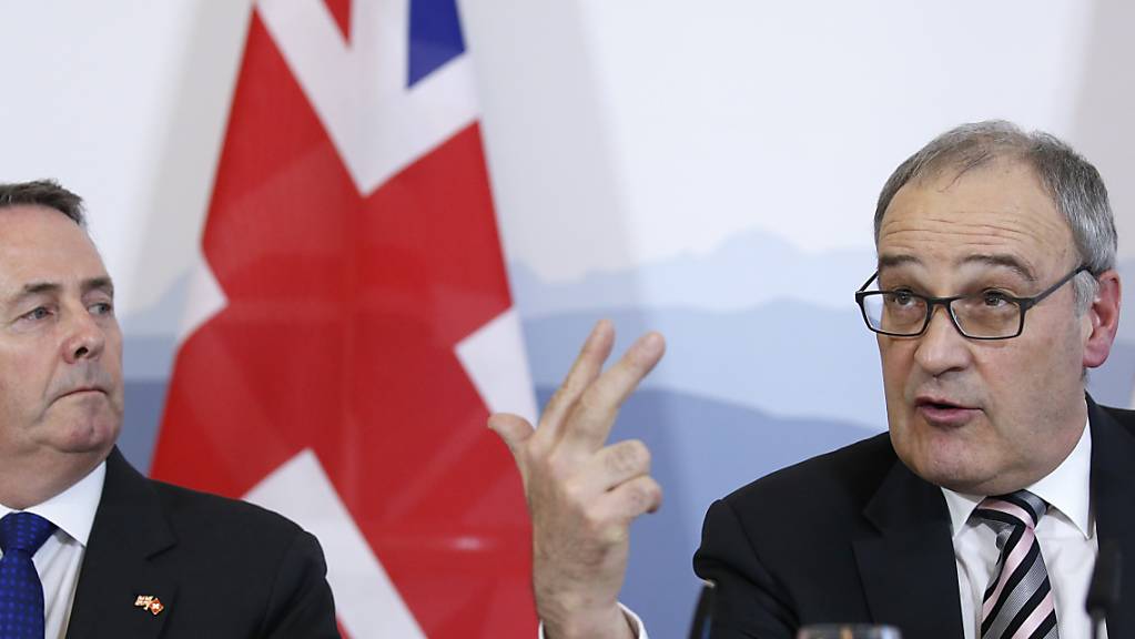 Die Schweiz und Grossbritannien haben sich auf die Zeit nach einem No-Deal Brexit vorbereitet: Der britische Handelsminister (links) und Bundesrat Guy Parmelin unterzeichneten im Februar ein Handelsabkommen. (Archiv)