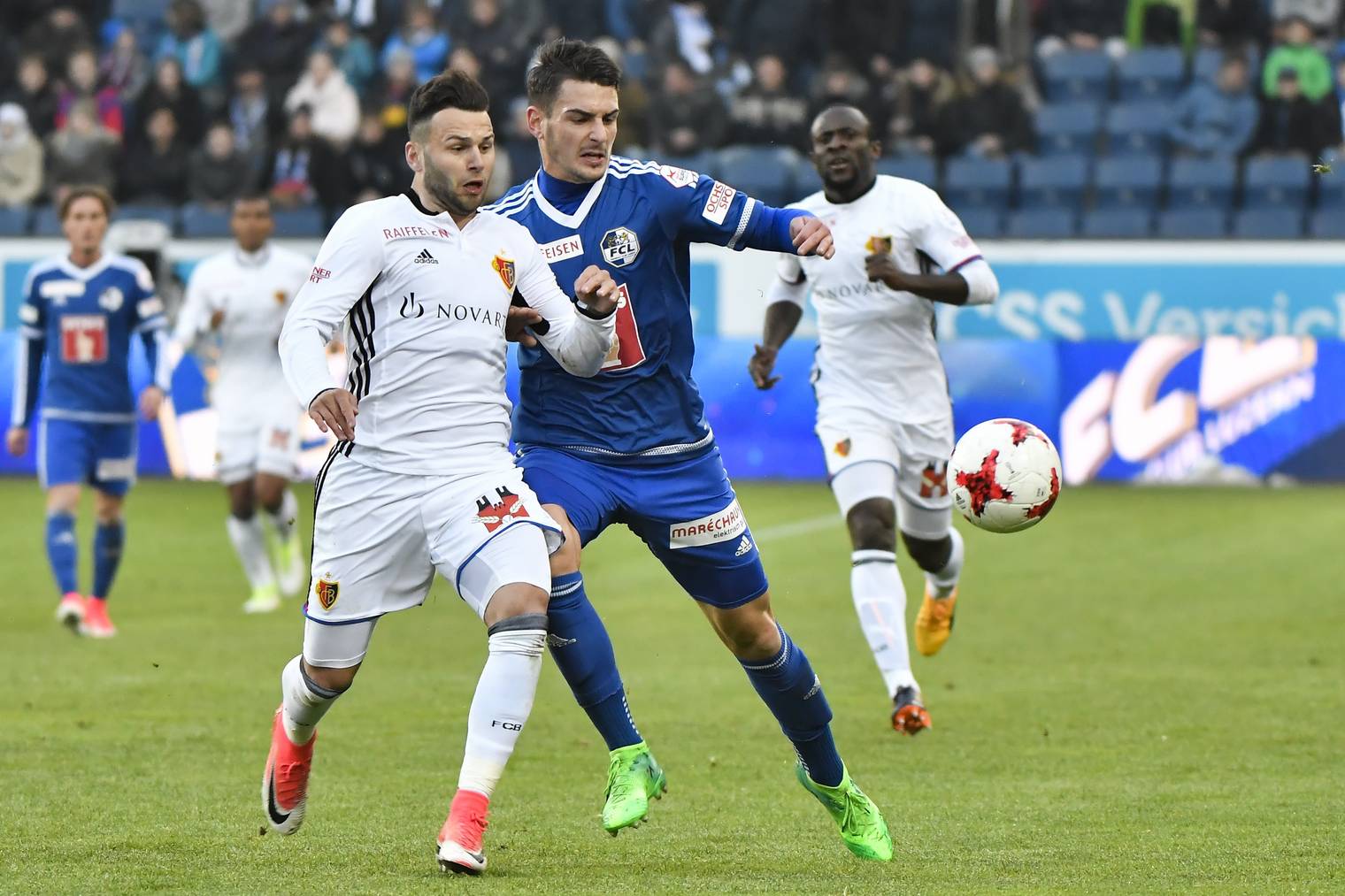 Renato Steffen vom FC Basel gegen Luzerns Stefan Knezevic (Archivbild)