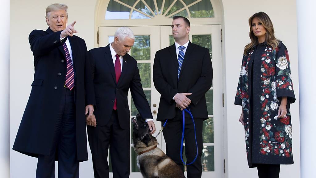 US-Präsident Donald Trump (l.), dessen Frau Melania (r.) und Vizepräsident Mike Pence (2. v. l.) posieren vor dem Weissen Haus mit Armeehund Conan.