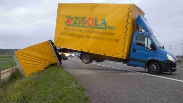 Sturm wirft auf A1 zwei Anhänger um