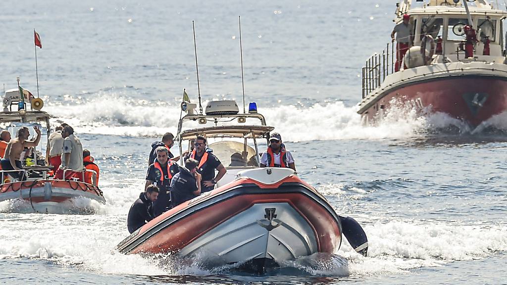 Rettungsboote suchen nach Jacht-Untergang nach vermissten Personen