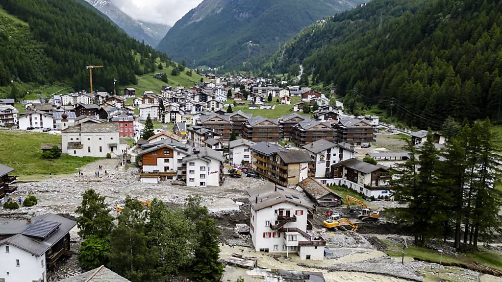 Bereits vor rund zwei Monaten hatten verheerende Unwetter im Saastal gewütet. Blick auf Saas-Grund am 30. Juni nach Überschwemmungen. (Archivbild)