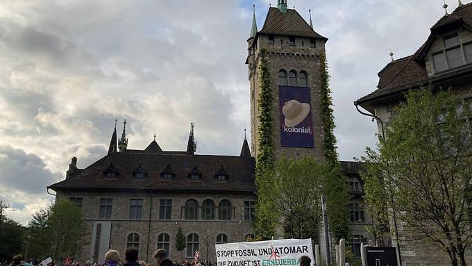 Hunderte ziehen bei garstigem Wetter fürs Klima durch Zürich