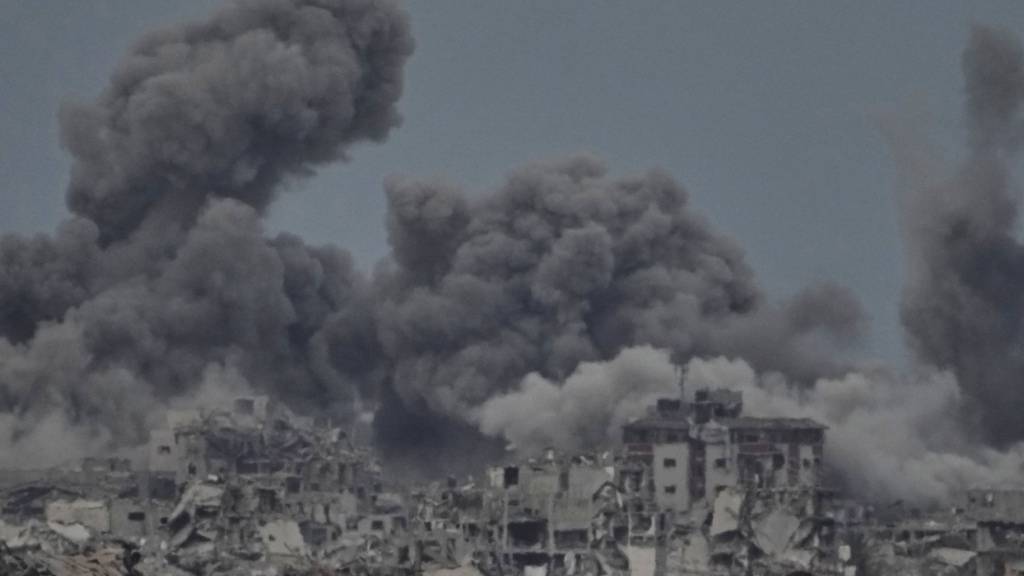 Nach einem israelischen Militärschlag im Gazastreifen steigt Rauch in den Himmel, vom Süden Israels aus gesehen, nachdem bekannt wurde, dass sich Israel und die Hamas auf die erste Phase eines Friedensplans zur Beendigung der Kämpfe geeinigt haben. Foto: Ariel Schalit/AP/dpa