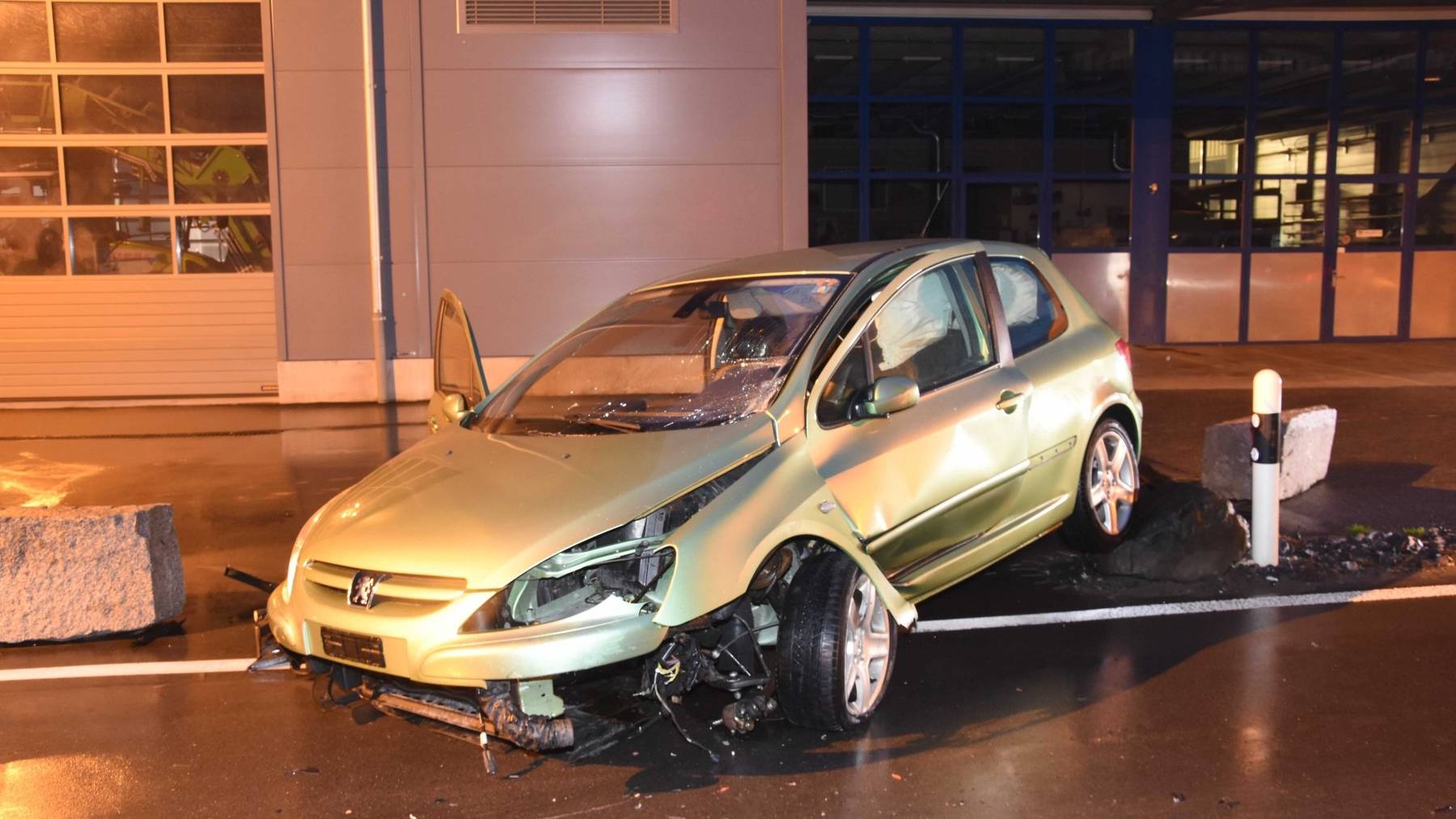 Der 32-jährige Autofahrer nickte ein und prallte in einen Steinbrocken.